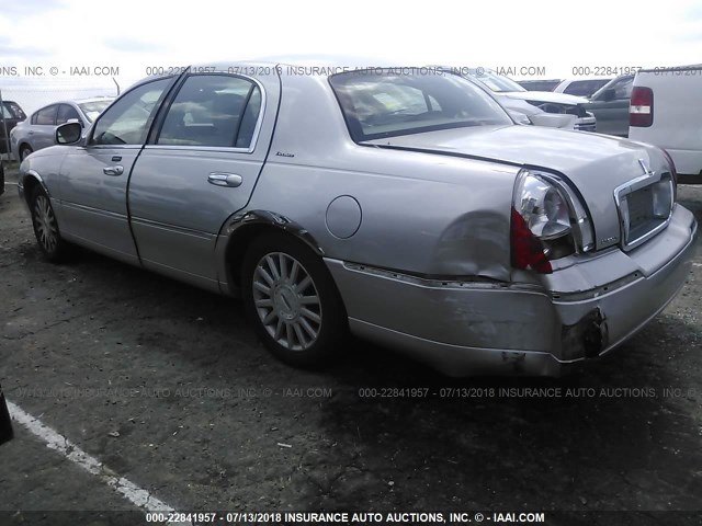 1LNHM81W53Y602936 - 2003 LINCOLN TOWN CAR EXECUTIVE SILVER photo 3