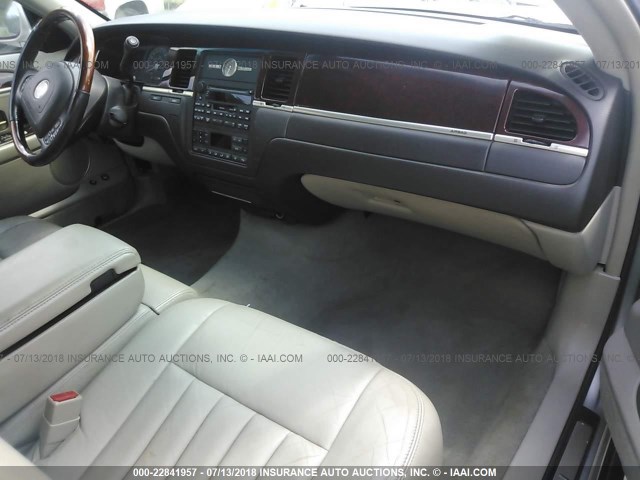 1LNHM81W53Y602936 - 2003 LINCOLN TOWN CAR EXECUTIVE Серебристый фото 5