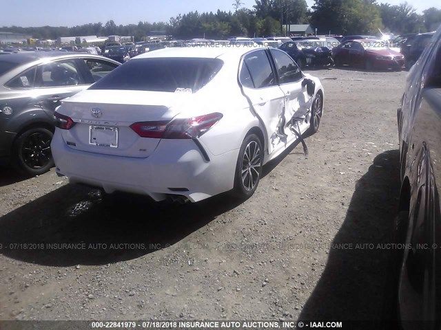 4T1B11HK8JU051074 - 2018 TOYOTA CAMRY L/LE/XLE/SE/XSE WHITE photo 4