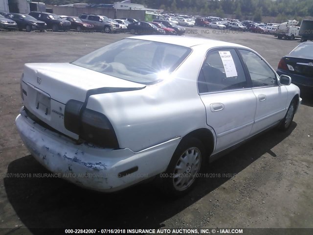 1HGCD5657TA117284 - 1996 HONDA ACCORD EX/EX-R WHITE photo 4