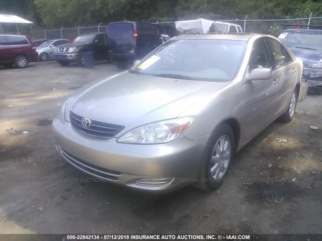 4T1BF30K02U506221 - 2002 TOYOTA CAMRY LE/XLE/SE ოქროსფერი ფოტო 2