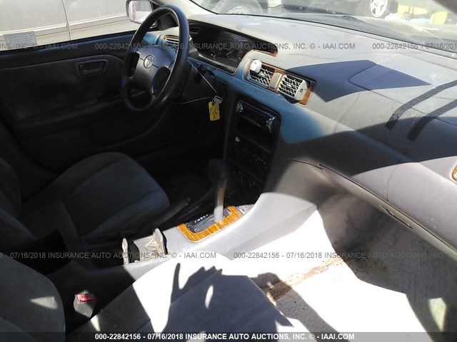 JT2BF22K1W0119677 - 1998 TOYOTA CAMRY CE/LE/XLE 绿色 照片 5