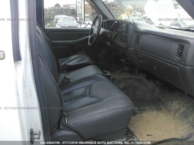 1GBJC34U53E205576 - 2003 CHEVROLET SILVERADO C3500 WHITE photo 5