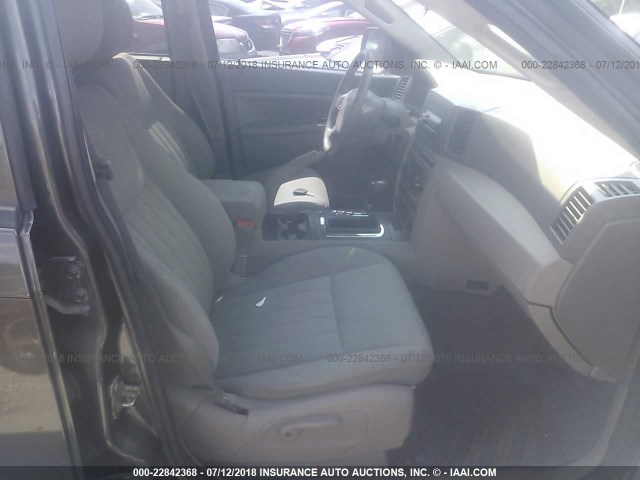 1J4GR48K85C673586 - 2005 JEEP GRAND CHEROKEE LAREDO/COLUMBIA/FREEDOM 灰色 照片 5
