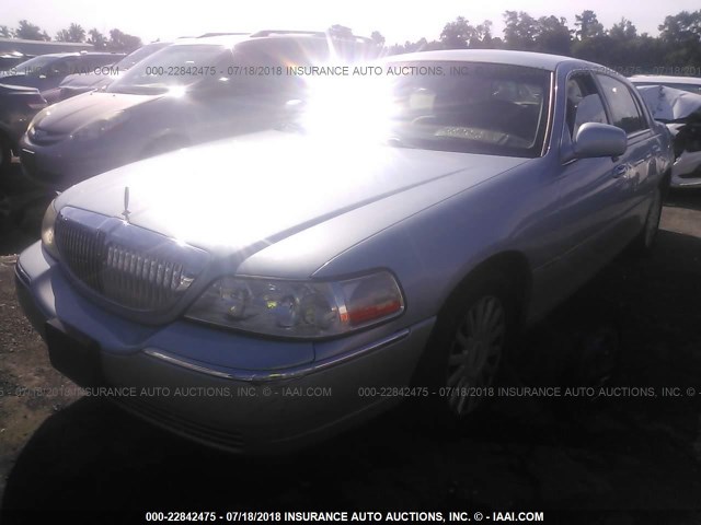 1LNHM81W65Y611714 - 2005 LINCOLN TOWN CAR SIGNATURE Light Blue photo 2