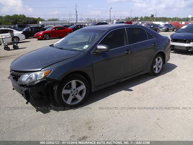 4T1BF1FK2DU665238 - 2013 TOYOTA CAMRY L/SE/LE/XLE 灰色 照片 2