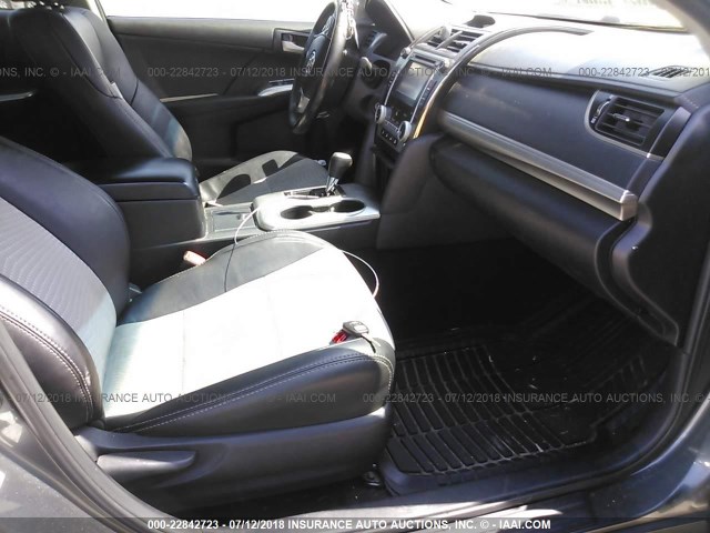 4T1BF1FK2DU665238 - 2013 TOYOTA CAMRY L/SE/LE/XLE 灰色 照片 5