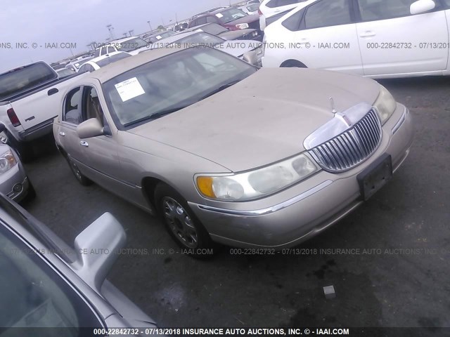 1LNFM81WXWY632963 - 1998 LINCOLN TOWN CAR EXECUTIVE GOLD photo 1