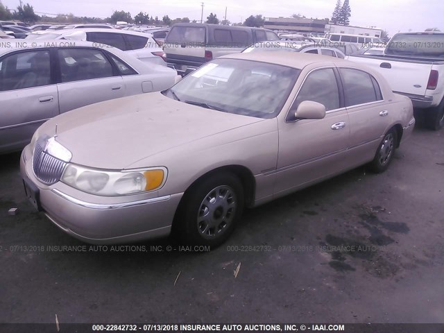 1LNFM81WXWY632963 - 1998 LINCOLN TOWN CAR EXECUTIVE GOLD photo 2