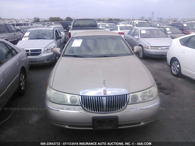 1LNFM81WXWY632963 - 1998 LINCOLN TOWN CAR EXECUTIVE GOLD photo 6