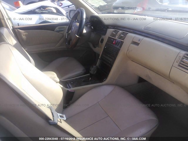 WDBJF65J01B164831 - 2001 MERCEDES-BENZ E 320 Champagne photo 5