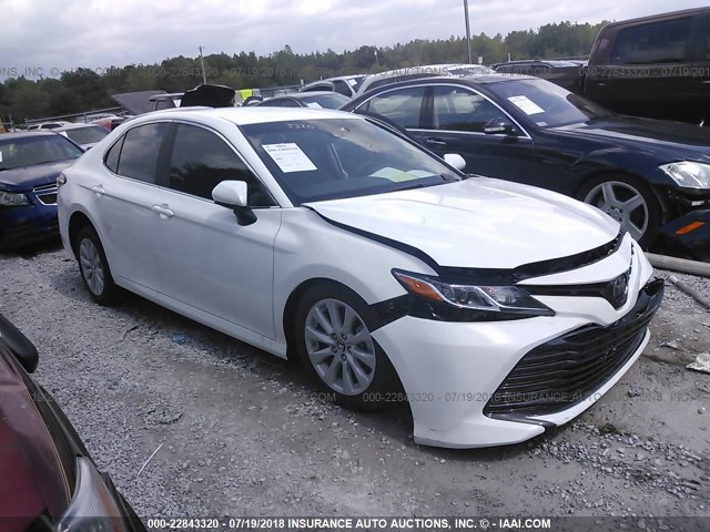 4T1B11HK7JU629195 - 2018 TOYOTA CAMRY L/LE/XLE/SE/XSE WHITE photo 1