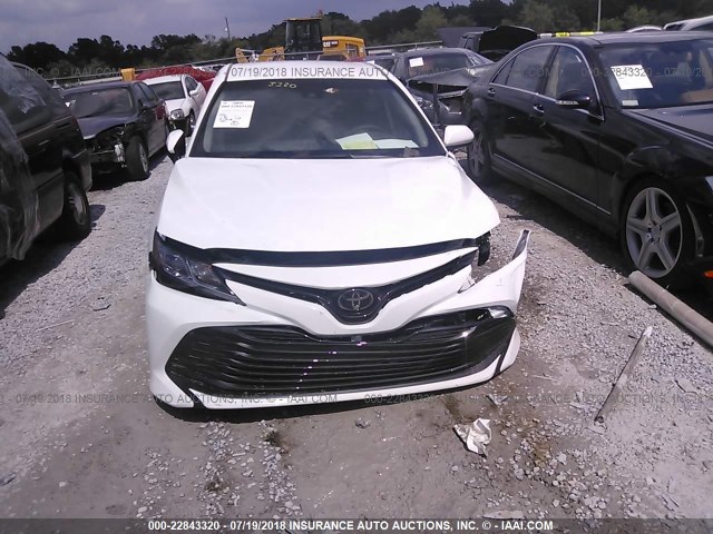 4T1B11HK7JU629195 - 2018 TOYOTA CAMRY L/LE/XLE/SE/XSE WHITE photo 6