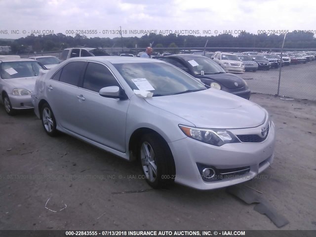 4T1BF1FKXEU358255 - 2014 TOYOTA CAMRY L/SE/LE/XLE ვერცხლისფერი ფოტო 1