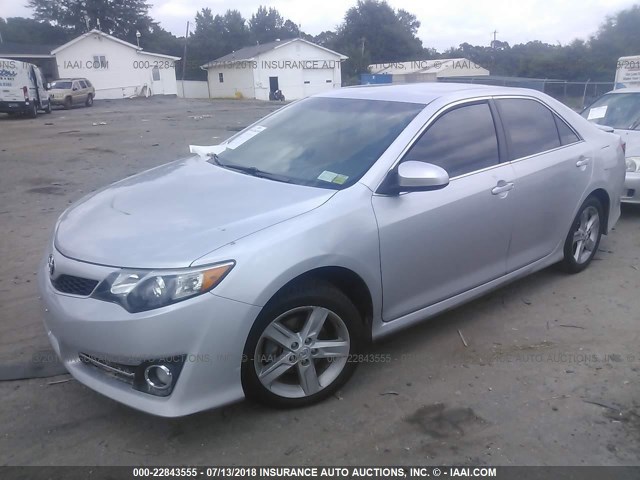 4T1BF1FKXEU358255 - 2014 TOYOTA CAMRY L/SE/LE/XLE ვერცხლისფერი ფოტო 2