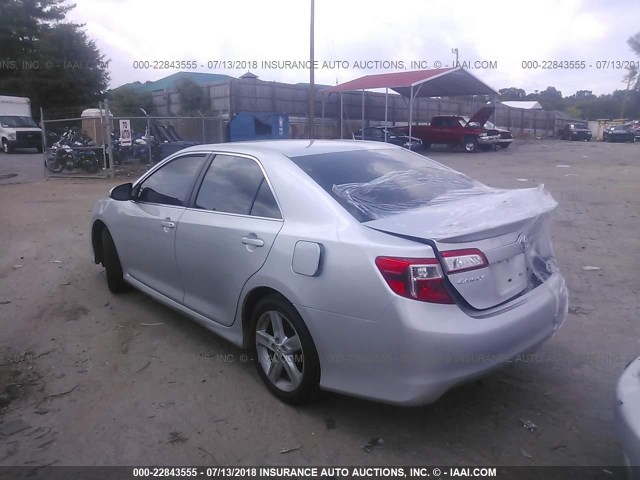 4T1BF1FKXEU358255 - 2014 TOYOTA CAMRY L/SE/LE/XLE ვერცხლისფერი ფოტო 3