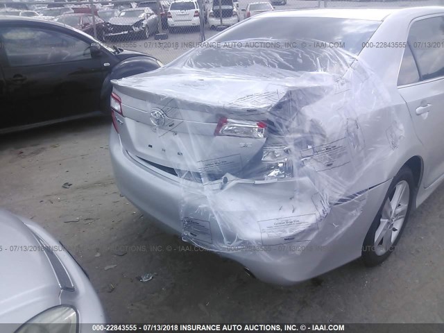 4T1BF1FKXEU358255 - 2014 TOYOTA CAMRY L/SE/LE/XLE ვერცხლისფერი ფოტო 6
