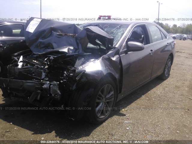 4T1BF1FK2FU894179 - 2015 TOYOTA CAMRY LE/XLE/SE/XSE 灰色 照片 2