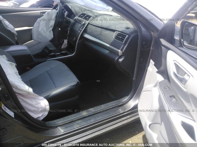 4T1BF1FK2FU894179 - 2015 TOYOTA CAMRY LE/XLE/SE/XSE 灰色 照片 5