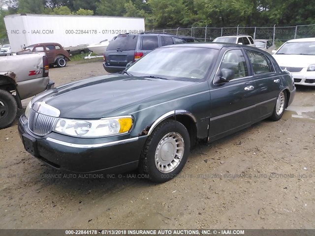 1LNHM81W91Y637279 - 2001 LINCOLN TOWN CAR EXECUTIVE GREEN photo 2