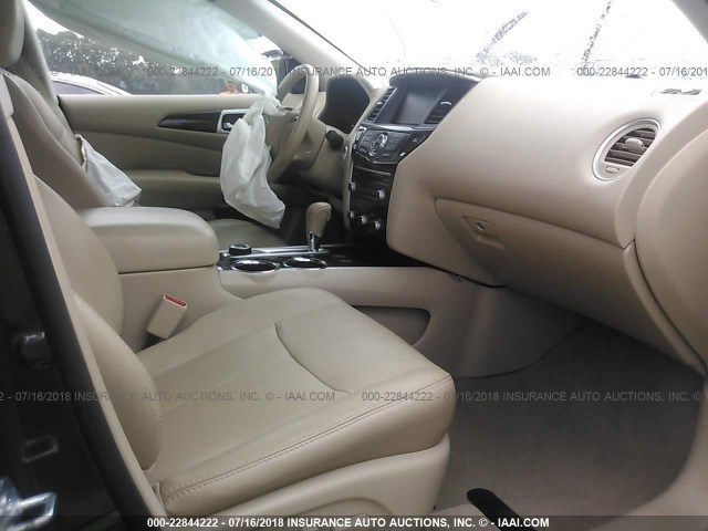 5N1AR2MM1EC676154 - 2014 NISSAN PATHFINDER S/SV/SL/PLATINUM GRAY photo 5