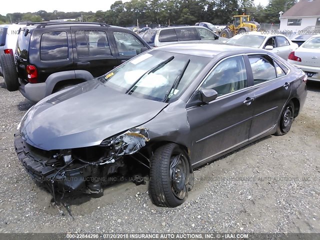 4T1BF1FK1HU347715 - 2017 TOYOTA CAMRY LE/XLE/SE/XSE GRAY photo 2