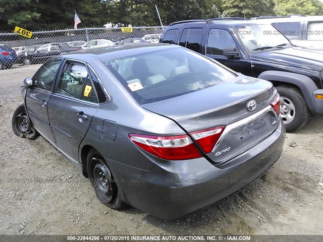 4T1BF1FK1HU347715 - 2017 TOYOTA CAMRY LE/XLE/SE/XSE GRAY photo 3