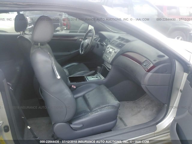 4T1FA38P04U029714 - 2004 TOYOTA CAMRY SOLARA SE/SLE ვერცხლისფერი ფოტო 5