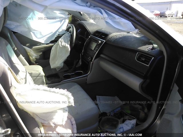 4T1BF1FK3HU444480 - 2017 TOYOTA CAMRY LE/XLE/SE/XSE GRAY photo 5