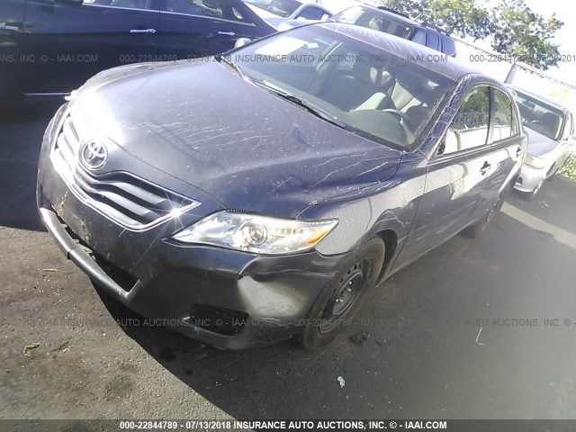 4T4BF3EK6BR119381 - 2011 TOYOTA CAMRY SE/LE/XLE GRAY photo 2