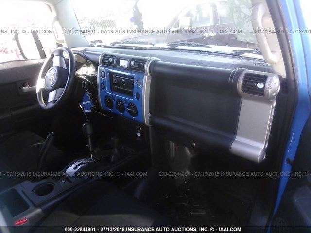 JTEBU11F270093292 - 2007 TOYOTA FJ CRUISER BLUE photo 5