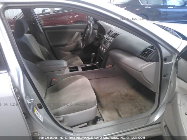 4T1BE46K79U336479 - 2009 TOYOTA CAMRY SE/LE/XLE SILVER photo 5