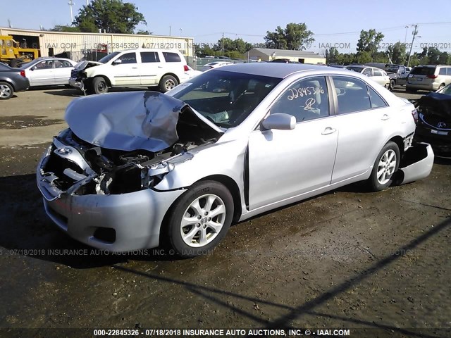 4T1BF3EK8BU228628 - 2011 TOYOTA CAMRY SE/LE/XLE ვერცხლისფერი ფოტო 2