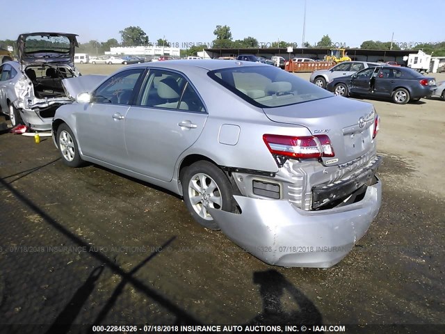 4T1BF3EK8BU228628 - 2011 TOYOTA CAMRY SE/LE/XLE ვერცხლისფერი ფოტო 3