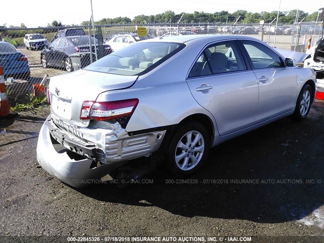 4T1BF3EK8BU228628 - 2011 TOYOTA CAMRY SE/LE/XLE ვერცხლისფერი ფოტო 4