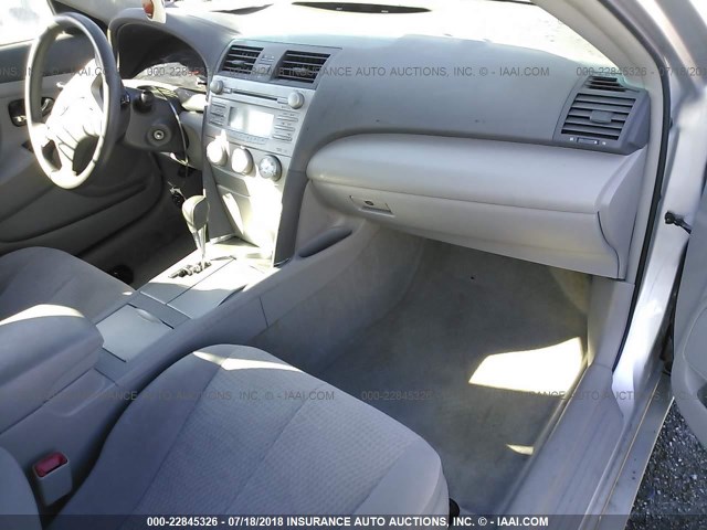 4T1BF3EK8BU228628 - 2011 TOYOTA CAMRY SE/LE/XLE ვერცხლისფერი ფოტო 5