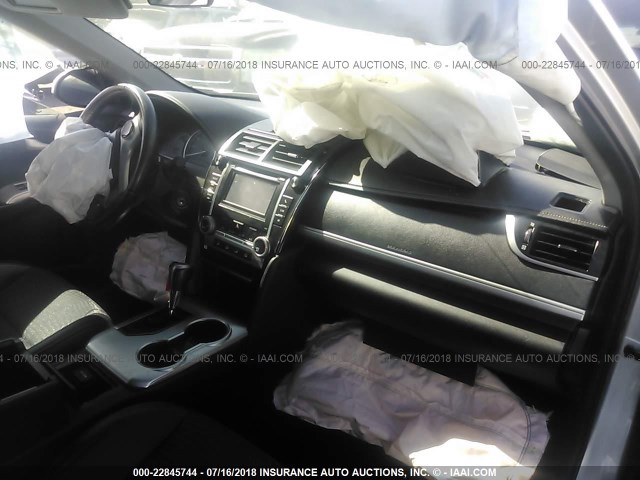 4T1BF1FK3CU145502 - 2012 TOYOTA CAMRY SE/LE/XLE SILVER photo 5