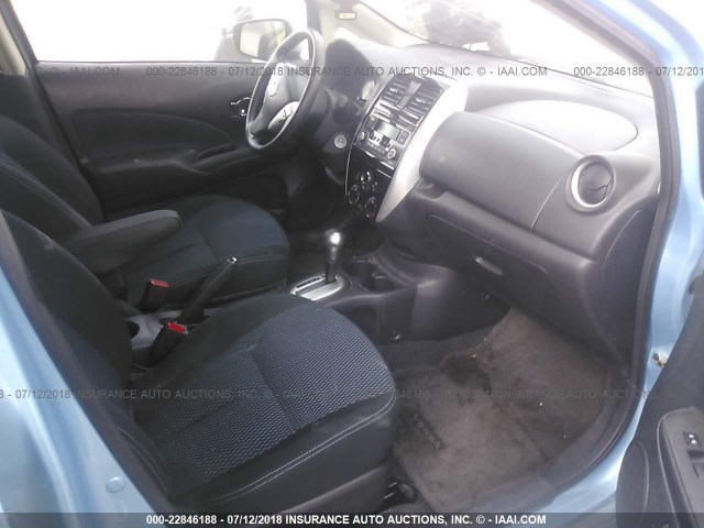 3N1CE2CP7FL413664 - 2015 NISSAN VERSA NOTE S/S PLUS/SV/SL/SR Light Blue photo 5