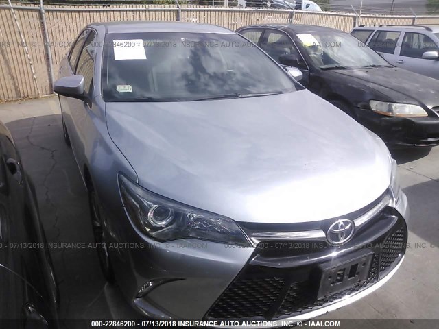 4T1BF1FK8FU066511 - 2015 TOYOTA CAMRY LE/XLE/SE/XSE GRAY photo 1