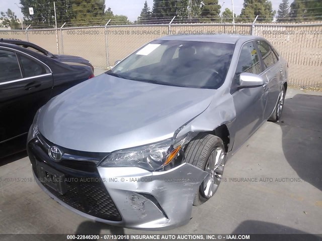 4T1BF1FK8FU066511 - 2015 TOYOTA CAMRY LE/XLE/SE/XSE GRAY photo 2
