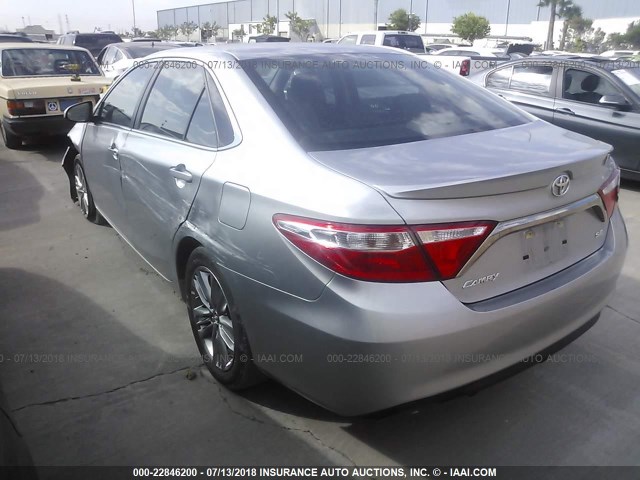 4T1BF1FK8FU066511 - 2015 TOYOTA CAMRY LE/XLE/SE/XSE GRAY photo 3
