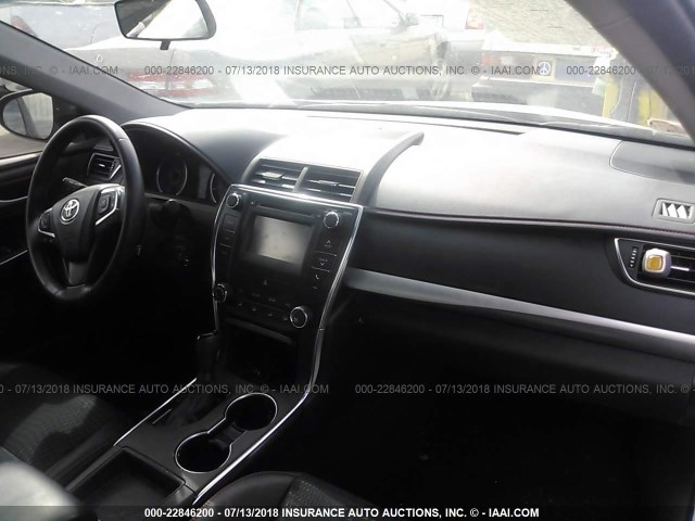 4T1BF1FK8FU066511 - 2015 TOYOTA CAMRY LE/XLE/SE/XSE GRAY photo 5