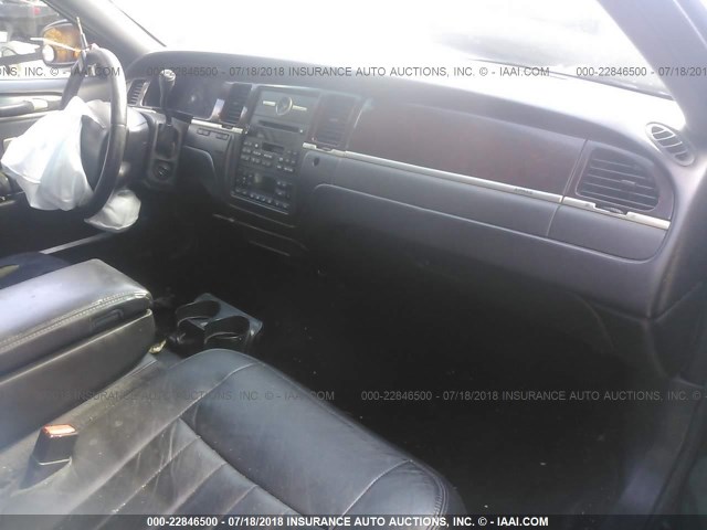 1LNHM84W96Y645952 - 2006 LINCOLN TOWN CAR EXECUTIVE L BLACK photo 5