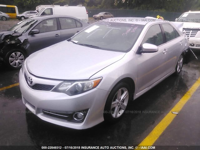 4T1BF1FK6EU434621 - 2014 TOYOTA CAMRY L/SE/LE/XLE 银色 照片 2