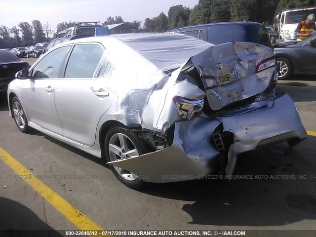 4T1BF1FK6EU434621 - 2014 TOYOTA CAMRY L/SE/LE/XLE 银色 照片 3