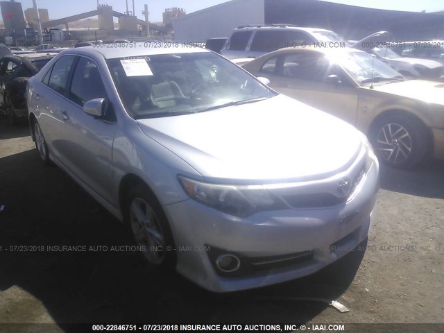 4T1BF1FK2CU612506 - 2012 TOYOTA CAMRY SE/LE/XLE ვერცხლისფერი ფოტო 1
