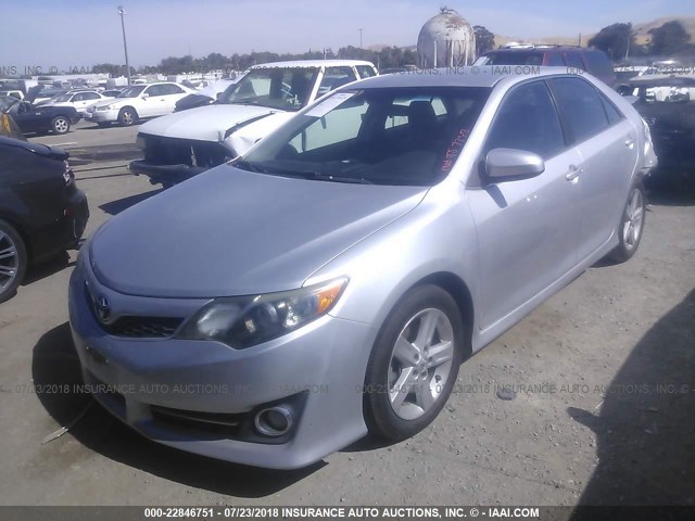 4T1BF1FK2CU612506 - 2012 TOYOTA CAMRY SE/LE/XLE ვერცხლისფერი ფოტო 2