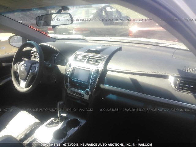 4T1BF1FK2CU612506 - 2012 TOYOTA CAMRY SE/LE/XLE ვერცხლისფერი ფოტო 5