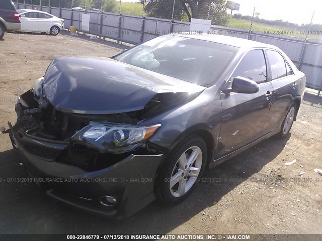4T1BF1FK6DU262136 - 2013 TOYOTA CAMRY L/SE/LE/XLE 灰色 照片 2