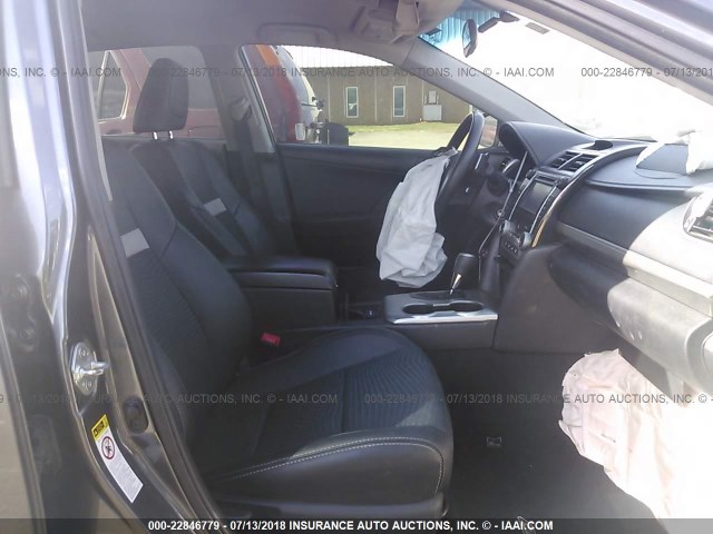 4T1BF1FK6DU262136 - 2013 TOYOTA CAMRY L/SE/LE/XLE 灰色 照片 5